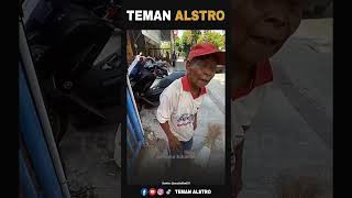 Download lagu TAK TEGA MELIHAT KAKEK-KAKEK Masih Jualan Sapu Keliling, Wanita Inipun Bantu Beli Sapunya mp3