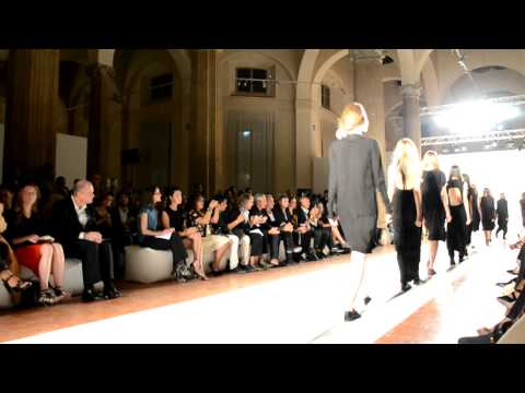 VIDEO SFILATE DONNA MILANO S/S 2013 - UMA WANG