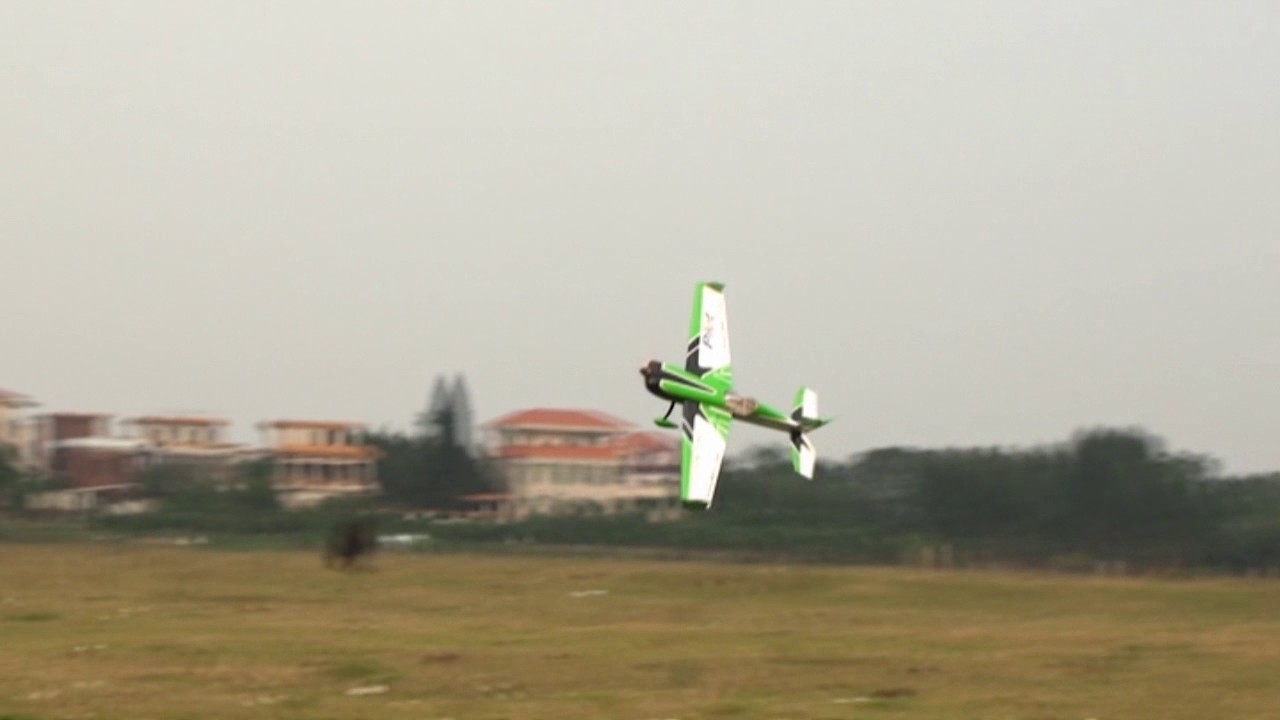 Extra 330SC scale 22% (1 700 mm) 20ccm (modro/bílo/černá)