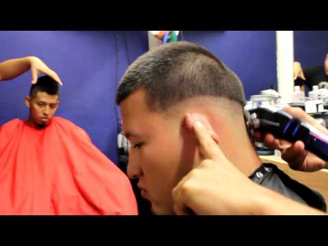 Ezko ( La Doble E ) "BARBERSHOP" What's Up Cancún City.