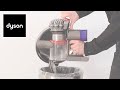 Die Kabellosen Staubsauger Dyson V8 Den Durchsichtigen Behälter Entleeren