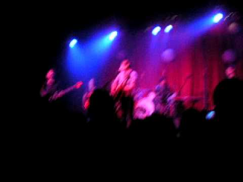 tegan and sara banter- sara cant hold babies