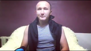 Парень поёт песню своей девушке