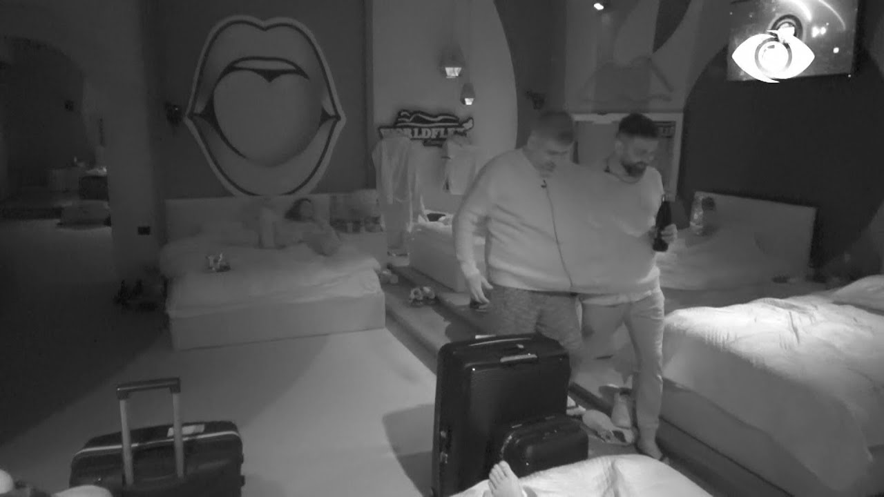 Loja Siameze/ Qetsori thyen rregullat përdor të dyja duart