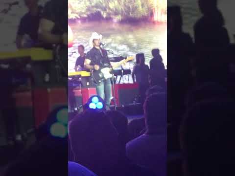 Brad Paisley performs "Crushin' It"