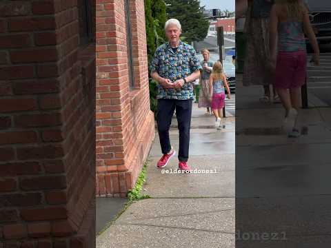 Former President Bill Clinton spotted in East Hampton NYC yesterday with a big Secret Service Detail