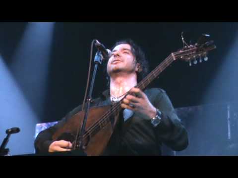 Michalis Tzouganakis - Oso Varoun ta Sidera_Favela Live Stage