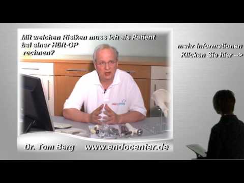 Wund Unterbauch und die Hände in den Rücken auf der linken Seite Unterwassermassage mit Osteochondrose
