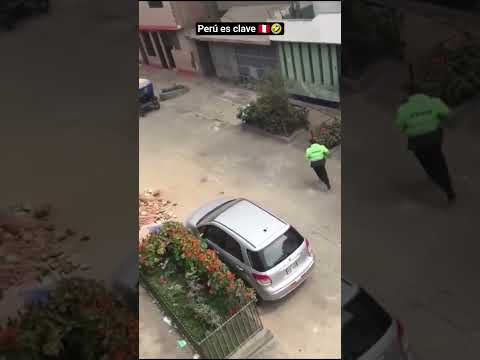 El Policía: Llamen a la policía 🤣 #viral #policia #peru #memes #risas #bromas #humor #shorts #fypage