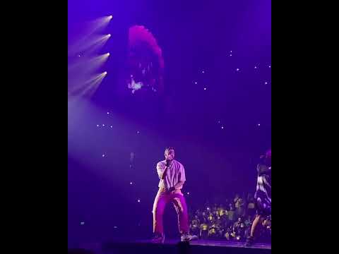 Bad Bunny - A tu Merced (EN VIVO)