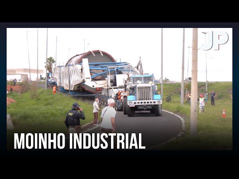 Uberlândia came to a standstill to watch a giant load weighing over 600 tons and measuring 120 me...