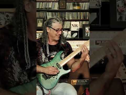 SYDNEI CARVALHO dando um show de improviso na música Degraus de Jordan Hohenfeld