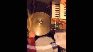 TRIO FERAL: wrecking ball