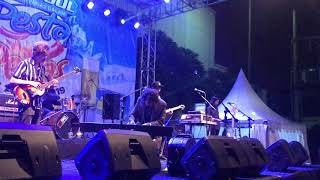 Download lagu First Pamungkas's Concert at Bandung: Pamungkas - Jejak (Live TSM Bandung 6/4/19) mp3
