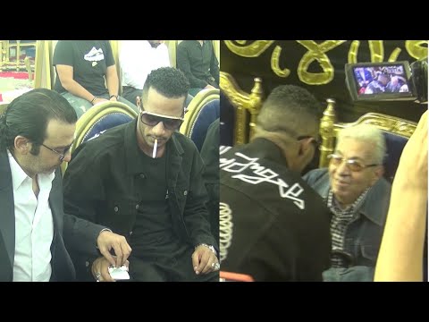 محمد رمضان يقبل رأس فلوكس ويدخن مع عزمي في عزاء محمود ياسين