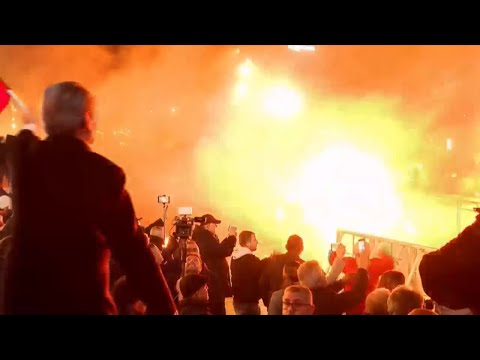 🔴LIVE-Protestuesit zhvendosen drejt Kuvendit, efektivët e policisë vrapojnë për të rrethuar godinën
