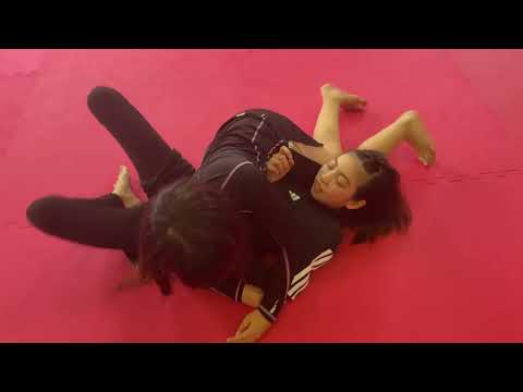 先輩に挑戦女子ノーギ柔術スパーリング