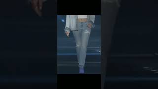 トラウデン直美アナ✨ランウェイで美ボディーモデルウォーキング