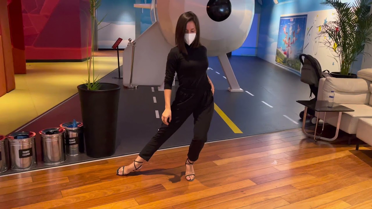 Yanina Quiñones baila en el aeropuerto