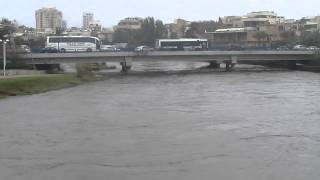 preview picture of video 'נהר (נחל) הירקון כמעט ועולה על גדותיו, באזור נמל תל אביב'
