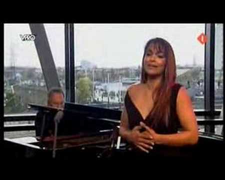 Danielle de Niese sings 