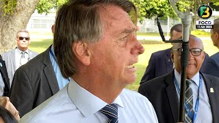 AGORA! Presidente Jair Bolsonaro faz declarações em direção ao Planalto e tira fotos