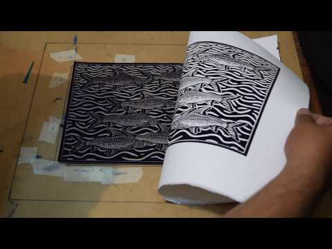 Imprimiendo grabado en linóleo con una cuchara (Sin tórculo) - Jorge Santana