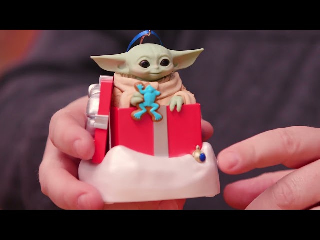 Vídeo relacionado con Hallmark Storied Moments, The Mandalorian & Grogu, decoración de árbol de Star Wars, Adorno Colgante de Resina, Adorno Colgante de Navidad, Regalos para Navidad