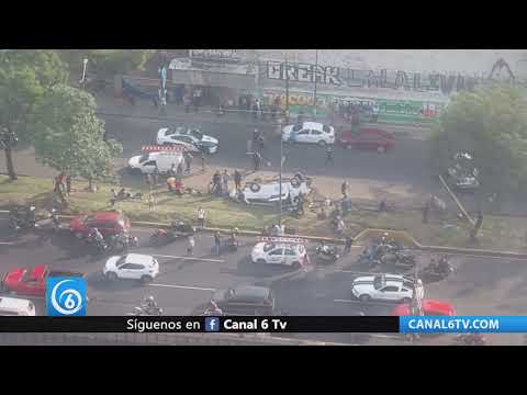 Video: Camioneta de pasajeros se accidenta en calzada Ignacio Zaragoza