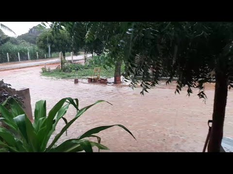 forte chuva em Carnaubal Ceará, no sítio são Luís.