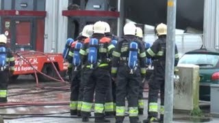 preview picture of video 'Grote brand garagebedrijf naast vuurwerkopslag in Hoofddorp [video]'