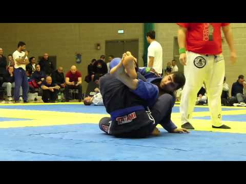 Midlands Open BJJ 2013 Blue Belt - Soroush Kiyan vs Wissam Suliman