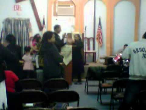 Pastora Damaris Rivera cantando corito IDDPMI Brooklyn NY