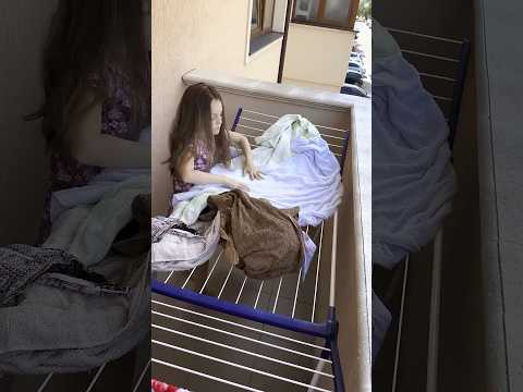 Cum întinde Ilinca prosoapele! 😂