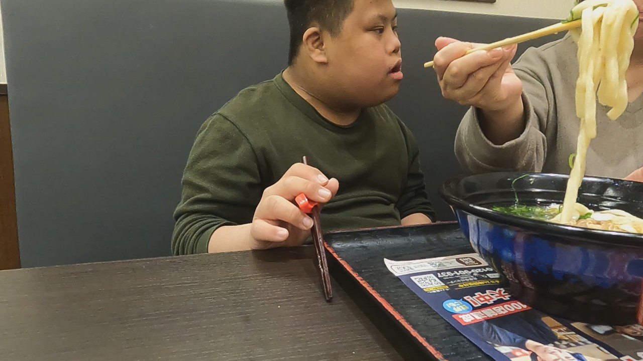 資さんうどんでカズトの合格を祝う