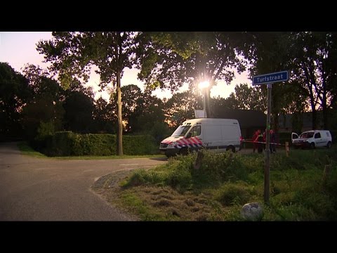 In Sprundel zijn drie mensen gewond geraakt bij een botsing tussen een tractor en een auto.