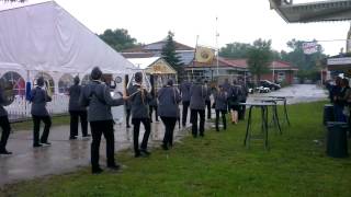 preview picture of video 'Spielmannszug Bleckede Einmarsch bei Regen Hoch auf dem Gelben Wagen'