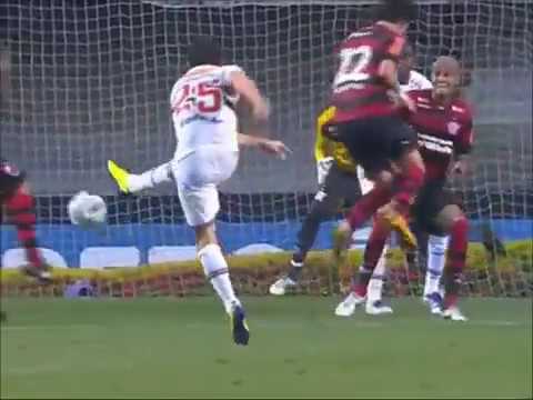 Golaço em chute de fora da área x Flamengo em 02/10/2011