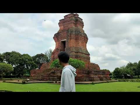 Mencoba Aesthetic di Candi Brahu.
