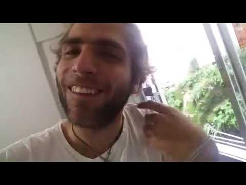 Homem Deita pós Baseado