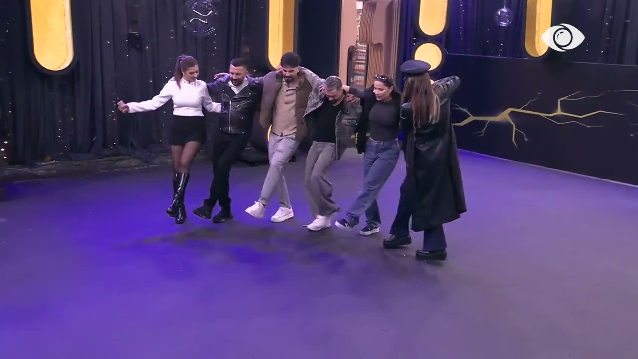 Atmosferë festive/ Banorët këndojnë dhe kërcejnë teksa krijojnë flamurin e Kosovës