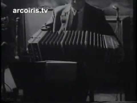 Eduardo Rovira tocando el bandoneón