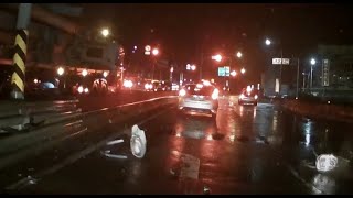 大卡車貨物太寬撞到路燈