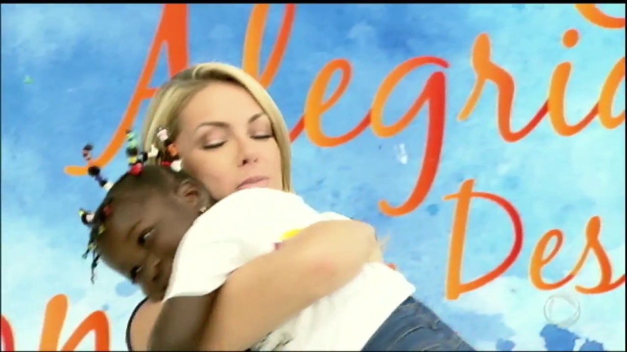 Ana Hickmann mostra a história de mulher que adotou uma bebê encontrada no lixão