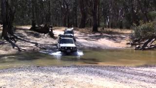 preview picture of video 'Hilux and Pajero doing river crossing both with 33 big horns'