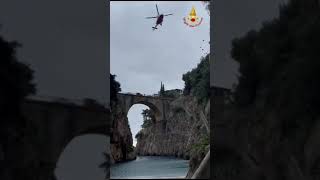 si-lancia-col-parapendio-e-si-schianta-sulla-spiaggia-del-fiordo-di-furore