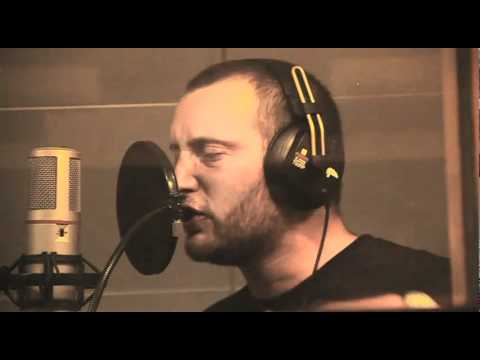 Małpa nagrywa "Powiedz"