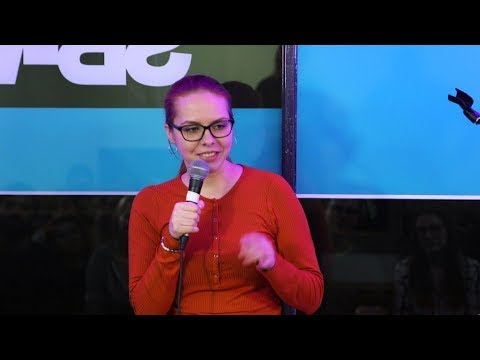 Janine vom Olivenbaum steht auf Rollenspiele - Finalistin NightWash Talent Award 2018