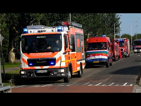 Veel [DUITSE] BRANDWEERAUTO'S met ZWAAILICHT & SIRENE door Dokkum als afsluiting 41e BRANDWEERRALLY