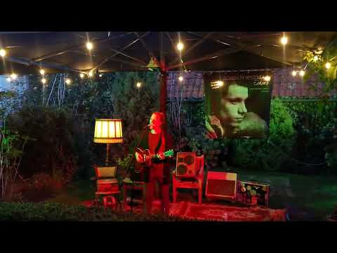 Robin Borneman performs broken lightbulb blues @ galerij Bernheze